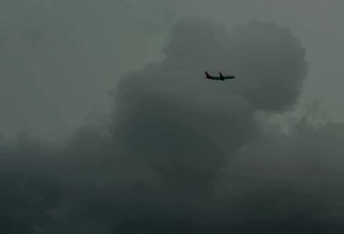 8月7日,一架飛機(jī)在寧波市上空的烏云間穿梭。今年第11號臺風(fēng)“海葵”逼近浙江寧波沿海地區(qū),寧波市氣象臺8月7日7時17分起將臺風(fēng)黃色預(yù)警升級為臺風(fēng)紅色預(yù)警,提醒相關(guān)單位和人員注意加強(qiáng)防范。受臺風(fēng)“???#8221;影響,寧波多地持續(xù)降雨;截至7日12時30分,寧波機(jī)場已取消22個進(jìn)出港航班。新華社記者韓傳號攝