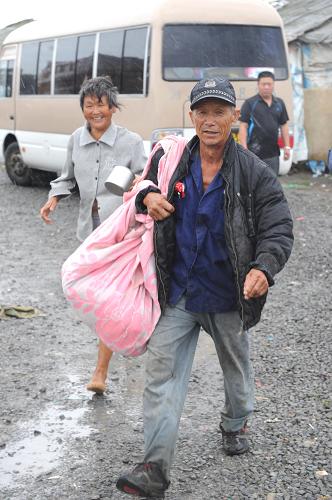 8月7日,兩名老人帶著隨身衣物準備上車。臺州市金清鎮(zhèn)郊區(qū)有40多名外來務(wù)工人員居住在低矮的簡易房內(nèi),當?shù)卣ぷ魅藛T派車輛將他們送往安置點,防止臺風(fēng)登陸造成傷害。當日,浙江發(fā)布最高級別防臺風(fēng)應(yīng)急響應(yīng)和紅色海浪警報,臺州市沿海已經(jīng)出現(xiàn)大風(fēng)大雨的情況。7日5時,今年第11號臺風(fēng)“???#8221;中心位置位于浙江臺州東南偏東方向約350公里的東海海面上,預(yù)計臺風(fēng)中心將以每小時10公里左右的速度向西北偏西方向移動,逐漸向浙江省沿??拷⒖赡苡?日后半夜到8日上午在浙江中北部沿海一帶登陸。新華社記者徐昱攝