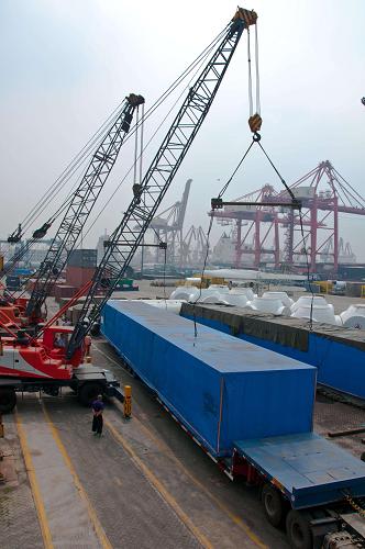 8月7日,在天津港,大型拖車(chē)將高鐵大部件集裝箱運(yùn)至船邊準(zhǔn)備裝船。當(dāng)日,一批中國(guó)北車(chē)集團(tuán)為德國(guó)西門(mén)子集團(tuán)制造的高鐵大部件在天津港順利裝船,這是中國(guó)高鐵大部件首次進(jìn)入歐洲國(guó)家。據(jù)中國(guó)北車(chē)集團(tuán)唐山軌道客車(chē)公司消息,今年該公司將向德國(guó)西門(mén)子集團(tuán)供應(yīng)包括地板組成、底架組成、側(cè)墻組成、車(chē)頂組成和端墻組成在內(nèi)的五種高鐵大部件,貨值總計(jì)1155萬(wàn)歐元。這些大部件將分三批從天津港陸續(xù)裝船出口。新華社發(fā)(薛力強(qiáng) 攝)