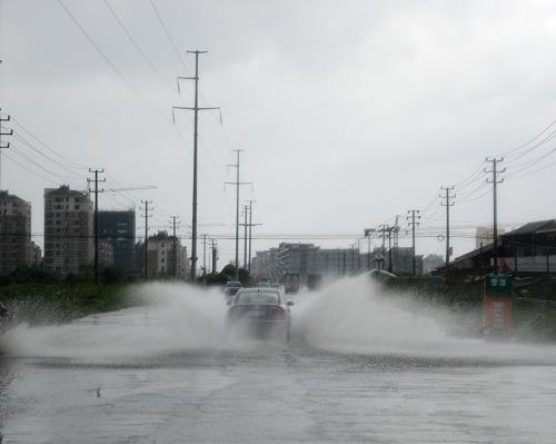 8月7日,臺州市金清鎮(zhèn)受到臺風海葵影響,路面積水。當日,浙江發(fā)布最高級別防臺風應急響應和紅色海浪警報,臺州市沿海已經(jīng)出現(xiàn)大風大雨的情況。預報表示,目前“海葵”的外圍云系已經(jīng)開始影響浙江沿海,并出現(xiàn)巨浪。隨著臺風中心的逐漸靠近,浙江、上海沿岸的浪高還將繼續(xù)增大。由于長江口到浙江臺州為“???#8221;影響嚴重岸段,將出現(xiàn)100至260厘米的風暴增水,提醒浙江、上海沿海各有關(guān)單位要提高警惕,特別關(guān)注海塘和防汛墻的安全,做好防潮準備。新華社記者徐昱攝