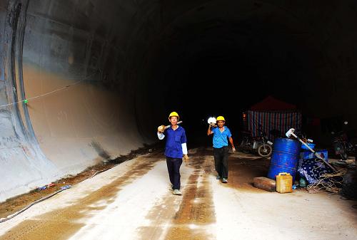 8月7日,建設(shè)者在南廣鐵路藤縣段富吉1號(hào)隧道開展掃尾工作。作為國(guó)家鐵路“十一五”規(guī)劃重要項(xiàng)目之一的南廣高鐵現(xiàn)已進(jìn)入鋪軌階段。目前建設(shè)者們正加緊推進(jìn)路面施工和軌道定位及平砟作業(yè),爭(zhēng)取今年底鋪通行車。南廣高鐵始于廣西南寧市,途經(jīng)貴港、梧州,廣東省云浮、肇慶、佛山至廣州,線路全長(zhǎng)577.1公里,其中廣西境內(nèi)349.8公里,為雙線電氣化國(guó)家I級(jí)鐵路,設(shè)計(jì)時(shí)速200公里。南廣高鐵于2008年11月9日在廣西梧州破土動(dòng)工,建成通車后,南寧至廣州只需3小時(shí)。新華社記者張愛林?jǐn)z
