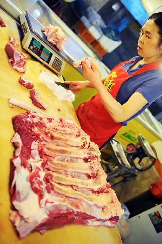 8月7日,在長春洪盛農(nóng)貿(mào)批發(fā)市場,一名牛肉攤主在切牛肉。據(jù)新華社全國農(nóng)副產(chǎn)品和農(nóng)資價格行情系統(tǒng)監(jiān)測數(shù)據(jù)顯示,目前全國牛肉價格明顯高于2011年同期,8月6日價格同比漲幅接近25%。長春洪盛農(nóng)貿(mào)批發(fā)市場的一名零售牛肉攤主向記者表示,其銷售的21元/斤的牛肉價格在長春市場上已是最低的,長春歐亞商場、沃爾瑪超市等地牛肉價格多在每斤23至25元左右。業(yè)內(nèi)人士認為,今年以來飼料價格高位運行,加之牛肉產(chǎn)量不足造成供需不平衡;另外人力、運輸成本的提高與飼養(yǎng)成本和物價因素的聯(lián)動作用也是導致近期牛肉零售價上揚的原因。新華社記者 林宏攝