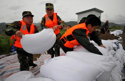 8月7日,浙江三門邊防官兵搬運沙袋,增高加固海塘壩。據(jù)浙江氣象臺發(fā)布最新消息,“海葵”7日下午加強為強臺風,其中心位于臺州東南偏東方向約280公里的海面上,近中心最大風力14級。受此影響,浙江省多地出現(xiàn)強降雨,部分水庫超汛限水位,防洪形勢嚴峻。新華社發(fā)(郟策 攝)