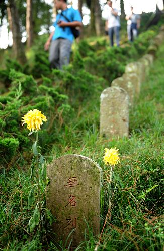 8月15日,“國(guó)殤墓園”中有不少群眾前來(lái)敬獻(xiàn)鮮花,緬懷抗戰(zhàn)英烈。新華社記者 秦晴 攝