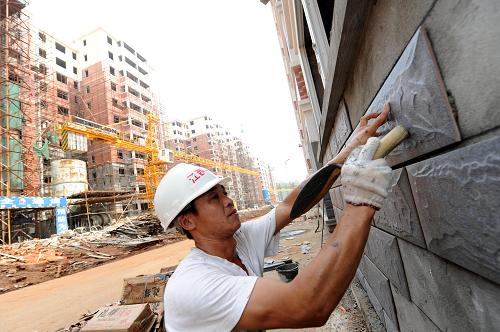 8月15日,一名工人在江西九江市廬山區(qū)廬山大道公共租賃房項目工地作業(yè)。新華社記者 周科 攝
