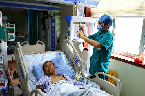 8月16日,沉沒渡輪上45歲的輪機(jī)長趙周安在馬鞍山人民醫(yī)院重癥監(jiān)護(hù)病房接受救治。當(dāng)日凌晨1時(shí)40分左右,安徽省馬鞍山長江段發(fā)生一起輪渡沉沒事故,目前有9人獲救,初步確定12人失蹤。據(jù)了解,該輪渡為馬鞍山市馬和輪渡104號(hào)船,由馬鞍山發(fā)往和縣,途中發(fā)生意外沉沒。截至記者發(fā)稿時(shí),當(dāng)?shù)夭筷?duì)、武警、民兵、海事以及相關(guān)部門正在積極搜救失蹤人員,事故原因還在調(diào)查之中。新華社記者 徐子鑒 攝
