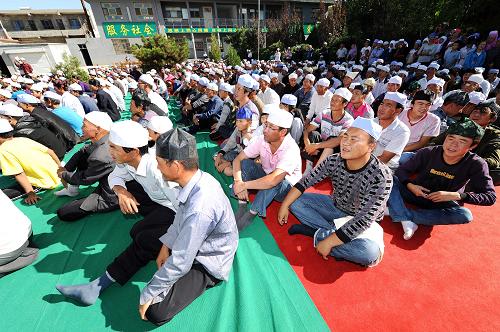 8月19日,穆斯林群眾在寧夏永寧縣閩寧清真大寺聚禮,歡度開齋節(jié)。新華社記者 彭昭之 攝
