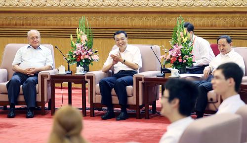 8月24日,中國(guó)國(guó)務(wù)院副總理李克強(qiáng)在北京人民大會(huì)堂會(huì)見(jiàn)參加中俄青年大學(xué)生研修活動(dòng)的師生并與他們座談交流。 新華社記者 姚大偉 攝