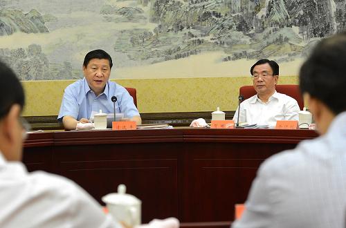 8月24日,中共中央政治局常委、中央書記處書記、中央黨的建設(shè)工作領(lǐng)導(dǎo)小組組長(zhǎng)習(xí)近平在北京主持召開中央黨的建設(shè)工作領(lǐng)導(dǎo)小組會(huì)議,聽取中央有關(guān)部門落實(shí)黨的十七大和十七屆四中全會(huì)關(guān)于黨的建設(shè)重要舉措情況的匯報(bào),對(duì)迎接黨的十八大繼續(xù)抓好黨的建設(shè)各項(xiàng)部署落實(shí)提出了明確要求。中共中央政治局常委、中央紀(jì)委書記、中央黨的建設(shè)工作領(lǐng)導(dǎo)小組副組長(zhǎng)賀國(guó)強(qiáng)出席會(huì)議并講話。 新華社記者 劉建生 攝