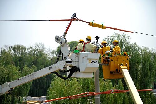 8月24日,國家電網(wǎng)天津寶坻公司工作人員在寶坻區(qū)西外環(huán)路帶電作業(yè)。當日,國家電網(wǎng)天津寶坻公司工作人員在帶電狀態(tài)下進行了10千伏直線改耐張(耐張,電力行業(yè)術語)作業(yè),以提高線路在惡劣天氣下的運行可靠性,減少用戶停電時間和次數(shù)。據(jù)介紹,此項作業(yè)模式目前在天津地區(qū)尚屬首次。今年1至7月份,國家電網(wǎng)天津寶坻公司已開展帶電檢修、施工等作業(yè)565次,累計作業(yè)時間達到1200小時,由于施工不停電,相當于為用戶多供電量37萬千瓦時,取得了明顯的經(jīng)濟效益和社會效益。新華社發(fā)(陳進 攝)
