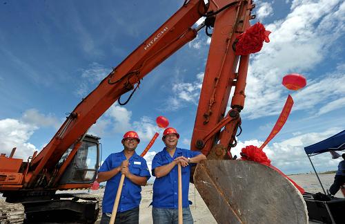 8月25日,施工人員在開(kāi)工儀式上。新華社記者 趙穎全 攝