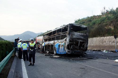 8月26日,交警在現(xiàn)場處置事故。新華社發(fā)