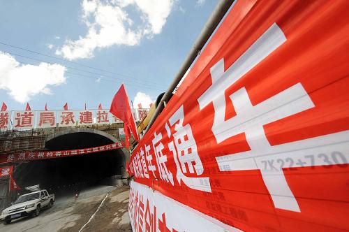 8月25日,一輛施工人員用車從已貫通的拉脊山隧道左洞駛出。新華社記者 侯德強(qiáng) 攝