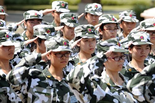 8月26日,浙江大學(xué)大一新生在教官的指導(dǎo)下進(jìn)行隊(duì)列訓(xùn)練。新華社記者 鞠煥宗 攝