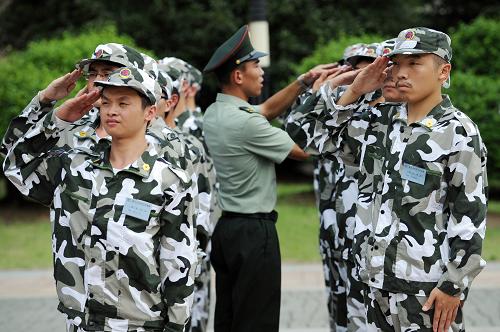 8月26日,浙江大學(xué)大一新生在教官的指導(dǎo)下進(jìn)行隊(duì)列訓(xùn)練。新華社記者 鞠煥宗 攝