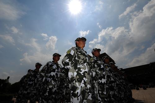 8月26日,浙江大學(xué)大一新生在教官的指導(dǎo)下進(jìn)行隊(duì)列訓(xùn)練。新華社記者 鞠煥宗 攝