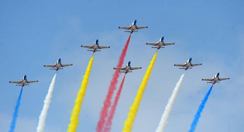 8月26日,空軍航空大學(xué)“天之翼”飛行表演隊(duì)在做飛行表演。 當(dāng)日,空軍航空大學(xué)開(kāi)學(xué)典禮暨吉林長(zhǎng)春第二屆航空開(kāi)放日在長(zhǎng)春大房身機(jī)場(chǎng)舉行,3支飛行表演隊(duì)與2支跳傘表演隊(duì)聯(lián)袂共舞藍(lán)天,歷時(shí)1小時(shí)40分的活動(dòng)分為跳傘表演、飛行表演、武器裝備三個(gè)環(huán)節(jié),為到場(chǎng)的萬(wàn)余名觀眾奉獻(xiàn)了一場(chǎng)威武雄壯的“藍(lán)天之舞”。新華社記者 林宏 攝
