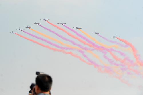 8月26日,觀眾在欣賞空軍航空大學(xué)“紅鷹”飛行表演隊(duì)飛行展示。 新華社記者 林宏 攝