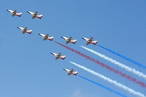 8月26日,空軍航空大學(xué)“天之翼”飛行表演隊(duì)采取雙四機(jī)楔隊(duì)跟進(jìn)方式飛行。 新華社記者 林宏 攝