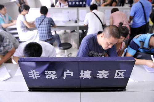 9月1日,在深圳市公安局出入境管理處梅林辦證大廳,前來辦證的非深戶籍人員在填表處填寫申請表。當(dāng)日,深圳公安局出入境管理部門正式開始為非深戶籍就業(yè)和在讀人員辦理出入境證件。據(jù)公安部公告,自2012年9月1日起,在北京、天津、上海、重慶、廣州、深圳等6個流動人口較多的城市實施允許非本市戶籍就業(yè)人員和高等院校的在讀大學(xué)生異地提交出入境證件申請的便利措施。新華社記者 梁旭 攝