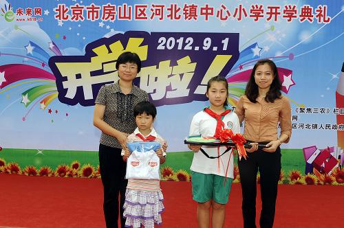 9月1日,在北京市房山區(qū)河北鎮(zhèn)中心小學(xué),中國扶貧基金會(huì)和企業(yè)代表為學(xué)生贈(zèng)送校服和體育用品。當(dāng)日,北京房山區(qū)121所在“7·21”特大自然災(zāi)害中受災(zāi)的學(xué)校正常開學(xué),并得到不少社會(huì)愛心人士和城區(qū)學(xué)校的幫扶。新華社記者 金良快 攝