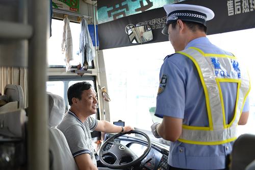 9月1日,山東省東營(yíng)交警支隊(duì)交警在東營(yíng)客運(yùn)總站的一輛雙層臥鋪客車上向司機(jī)講授行車安全知識(shí)。新華社記者 潘超越 攝