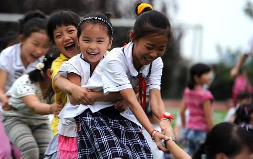 9月3日,在合肥市朝霞小學(xué)匯林園校區(qū),農(nóng)民工子女在操場(chǎng)上玩耍。新華社記者 劉軍喜 攝
