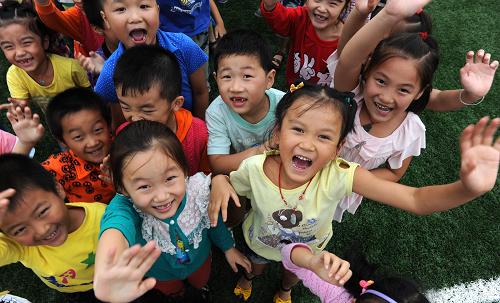 9月3日,在合肥市朝霞小學(xué)匯林園校區(qū),幾名農(nóng)民工子女在操場(chǎng)上玩耍。新華社記者 劉軍喜 攝