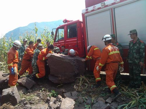 9月7日,在震中洛澤河鎮(zhèn),救援官兵在移開阻擋道路的落石。新華社記者 周洪鵬 攝