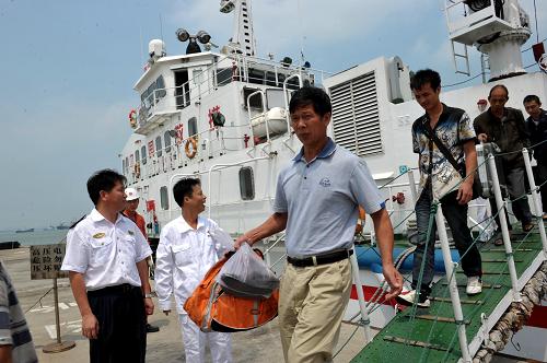 9月16日,在南海救助局??诨兀@救人員依次從南海救助局“南海救201輪”上下船。新華社記者 趙穎全攝