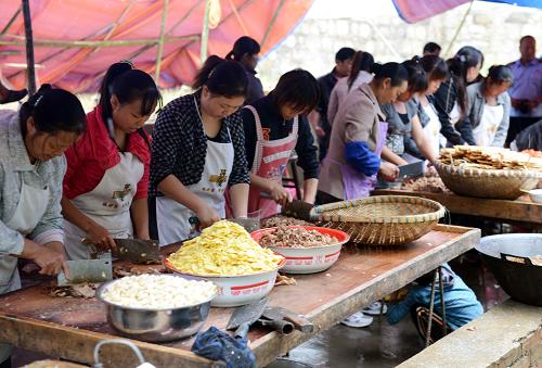 9月16日,工作人員在為受災(zāi)群眾準(zhǔn)備飯菜。新華社記者 楊宗友 攝