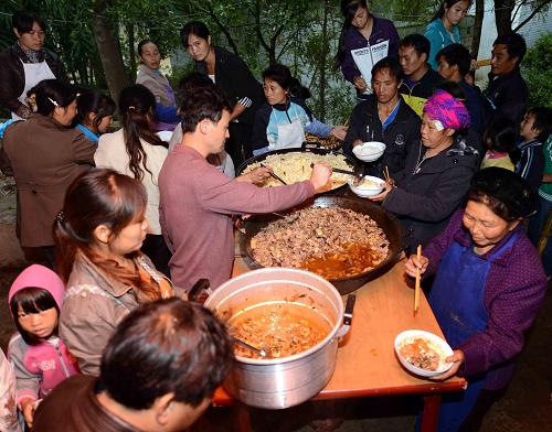 9月16日,工作人員在給地震災(zāi)區(qū)群眾打飯菜。新華社記者 楊宗友 攝