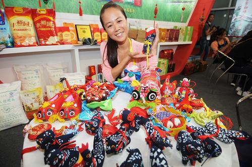 9月21日,一位參展商在農(nóng)洽會上展示中草藥保健布藝品。當日,第十四屆江蘇農(nóng)業(yè)國際合作洽談會在揚州國展中心開幕。本屆農(nóng)洽會分為A、B兩個展區(qū),其中A區(qū)為江蘇省現(xiàn)代農(nóng)業(yè)產(chǎn)業(yè)發(fā)展成就、創(chuàng)新亮點集中展示區(qū),B區(qū)主要展示國內(nèi)外的名特優(yōu)農(nóng)副產(chǎn)品,共有來自43個國家的2000多個名特優(yōu)農(nóng)副產(chǎn)品參展。本屆農(nóng)洽會還將舉行重點農(nóng)業(yè)項目簽約、海峽兩岸(揚州)農(nóng)業(yè)合作試驗區(qū)現(xiàn)代農(nóng)業(yè)推介暨項目簽約、駐華外國使領館農(nóng)業(yè)專場推介會等活動。