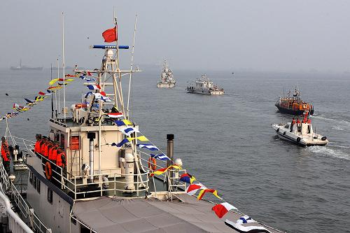9月21日拍攝的海上船只救援現(xiàn)場。當日,“2012年全國港口設施保安演習”在天津港國際郵輪母港舉行。本次演習主題為“保安全、穩(wěn)增長、促發(fā)展”,涉及港政、公安、海事、救助、邊防、港航企業(yè)等多個部門和單位。演習旨在全面展示我國港口設施保安形象,提高我國港口設施綜合安全水平。此次演習模擬恐怖分子制造襲擊的場景,港政、公安、海事、港口企業(yè)等部門進行相關(guān)應急措施演練。