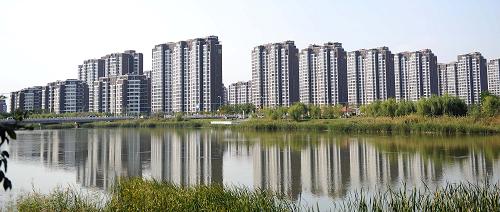 9月21日拍攝的銀川市一處建設(shè)完畢的商品房住宅群外景。近期,銀川樓市掀起打折優(yōu)惠潮,商品房銷售速度加快。據(jù)了解,今年前8個(gè)月,銀川市商品房銷售面積達(dá)232.18萬平方米,同比增長10.7%。銷售額超過107億元,同比增長6.9%。其中,住宅銷售超過197萬平方米,同比增長14.3%,占全市商品房銷售總量的85.2%,實(shí)現(xiàn)銷售額84億多元,同比增長12.5%。