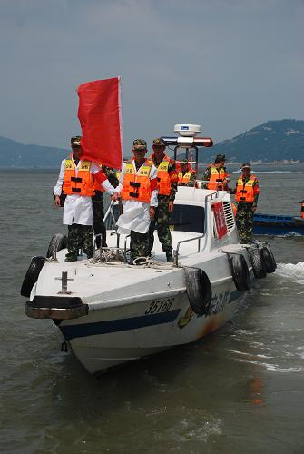 9月25日,在福建省寧德市霞浦縣東沖海域,“海上應(yīng)急救助站”隊員在海上巡航。新華社發(fā)(袁自由 攝)