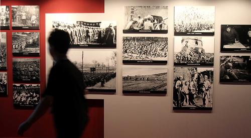 展覽展出的外國(guó)記者拍攝的歷史照片(9月26日攝)。當(dāng)日,作為上海市檔案館迎接“十八大”系列展覽之一的“紅星照耀中國(guó)——外國(guó)記者眼中的中國(guó)共產(chǎn)黨人”檔案展開(kāi)幕。展覽集中展示了斯諾、斯特朗、史沫特萊等13位外國(guó)記者筆下和鏡頭中的中國(guó)共產(chǎn)黨人的新聞史料,其中包括中央檔案館、上海市檔案館館藏以及國(guó)際友人捐贈(zèng)的300多件(冊(cè))珍貴圖片、珍藏檔案和圖書(shū)文獻(xiàn),展覽將面向社會(huì)公眾免費(fèi)開(kāi)放至年底。新華社記者 劉穎 攝