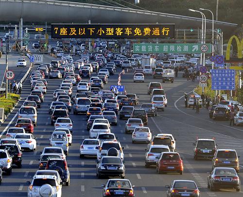 9月30日早晨,小型客車涌向沈(陽(yáng))海(口)高速大連后鹽收費(fèi)站。新華社發(fā)(劉德斌 攝)