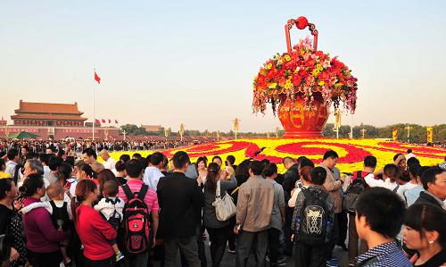 10月1日,北京天安門廣場人頭攢動。當日,北京市重點監(jiān)測的24個景區(qū)共接待游客80.4萬人次,游客數(shù)量比9月30日的44.7萬人次提升80%。據(jù)了解,今年十一黃金周,北京市旅游委啟用1000多個攝像頭監(jiān)測全市景區(qū)及周邊的客流、交通和安全狀況,并實時發(fā)布景區(qū)舒適度指數(shù)。新華社發(fā)(胡國林 攝)