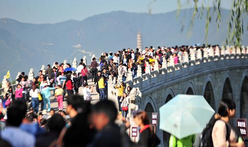 10月1日,北京頤和園游人如織。新華社發(fā)(胡國林 攝)