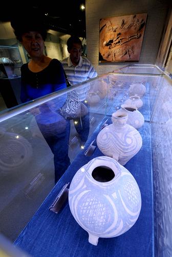 10月2日,觀眾在黃河博物館展覽廳參觀黃河考古文物。新華社記者 朱祥 攝