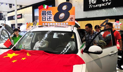 10月3日,在2012天津國(guó)際車(chē)展上,自主品牌汽車(chē)身披國(guó)旗亮相,吸引眾多參觀者。當(dāng)日,為期6天的2012天津國(guó)際汽車(chē)貿(mào)易展覽會(huì)在天津梅江會(huì)展中心開(kāi)幕。此次車(chē)展涵蓋進(jìn)口、合資、自主的60余家汽車(chē)廠商的近90個(gè)品牌,展車(chē)數(shù)量達(dá)600余輛。展會(huì)還設(shè)立了進(jìn)口豪華品牌專(zhuān)區(qū),勞斯萊斯、賓利、蘭博基尼、法拉利、瑪莎拉蒂、阿斯頓·馬丁等高端品牌悉數(shù)登場(chǎng)。此外,本屆展會(huì)還將舉辦以“人、車(chē)、生活”為主題的系列汽車(chē)文化活動(dòng)。新華社發(fā)(史嵩 攝)