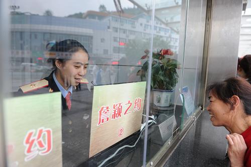 10月3日,“詹穎之約”窗口的工作人員石湘靈在解答旅客的購票咨詢。“十一”長假期間,貴陽火車站在服務(wù)旅客方面推出了一系列便民利民的新舉措:在售票大廳里設(shè)置了由售票明星值守的“甜甜窗口”;在第二售票區(qū)設(shè)置服務(wù)品牌“詹穎之約”,為旅客提供購票咨詢的同時提供行程規(guī)劃等人性化服務(wù);在進(jìn)站大廳設(shè)置“580服務(wù)臺”,提供各種方便特殊旅客進(jìn)站上車的便民服務(wù)。新華社記者 陶亮 攝