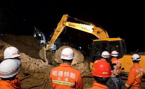 消防官兵在云南彝良山體滑坡現(xiàn)場展開救援(10月4日攝)。新華社發(fā)(李亞南 攝)