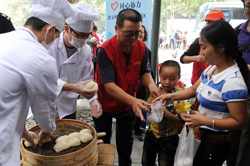 10月5日,西湖景區(qū)志愿者在蘇堤入口處向游客分發(fā)饅頭。從9月30日到10月7日,西湖景區(qū)花港管理處的志愿者們每天中午11點(diǎn)30分開(kāi)始在蘇堤春曉微笑亭分發(fā)500個(gè)饅頭。除了分發(fā)饅頭,微笑亭還為游客們準(zhǔn)備了地圖、針線包、創(chuàng)可貼等,目前仍有免費(fèi)涼茶供應(yīng)。據(jù)介紹,西湖風(fēng)景名勝區(qū)花港管理處目前共設(shè)蘇提春曉、柳浪聞鶯、曲院風(fēng)荷、雷峰夕照4個(gè)微笑亭及6個(gè)流動(dòng)服務(wù)站,注冊(cè)志愿者4000多個(gè)。今后,免費(fèi)饅頭將在春秋旅游旺季進(jìn)行派發(fā),并逐漸擴(kuò)展到全年。 新華社記者 黃宗治 攝