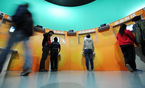 在寧夏科技館內(nèi),游人在進行各類科學(xué)小測試(10月4日攝)。新華社記者 彭昭之 攝