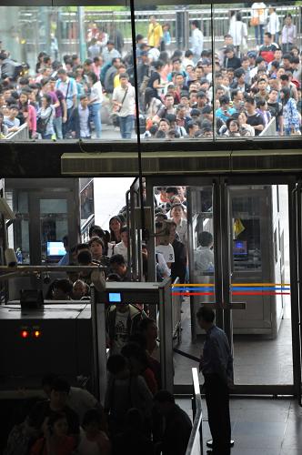 10月5日,旅客在南昌火車站進(jìn)站上車。新華社記者 周密 攝
