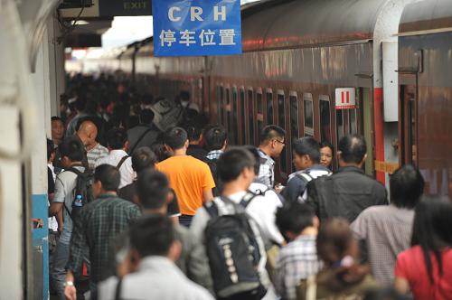 10月5日,旅客在南昌火車站進(jìn)站上車。新華社記者 周密 攝