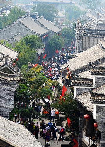 10月5日,游客在山東臺(tái)兒莊古城景區(qū)游玩。新華社發(fā)(高啟民 攝)
