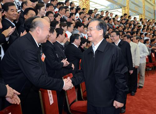 10月12日,全國新型農(nóng)村和城鎮(zhèn)居民社會養(yǎng)老保險(xiǎn)工作總結(jié)表彰大會在北京人民大會堂召開。中共中央政治局常委、國務(wù)院總理溫家寶出席會議并講話。中共中央政治局常委、國務(wù)院副總理李克強(qiáng)出席會議。這是在大會開始前,溫家寶、李克強(qiáng)等會見全體與會代表。新華社記者 李濤 攝